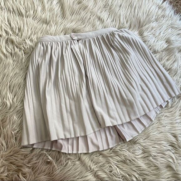 Pleated mini skirt size 28 - Picture 3 of 6